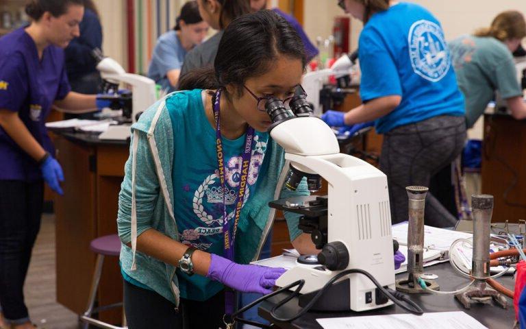 图为大学生在实验室用显微镜观察.